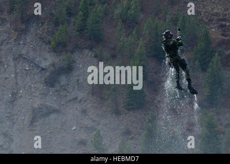 Il cap. Matthew Arnold, 66Training Squadron combat rescue officer, è issata su un UH-1N Iroquois elicottero dalla trentaseiesima Rescue volo durante una delle operazioni di acqua lo scenario di addestramento ott. 17, 2014 a Lungo Lago, nello Stato di Washington Salvataggio di combattimento ufficiale, o CRO, è un campo di carriera che è stato creato per rafforzare il personale dell'Air Force le funzionalità di ripristino. Il CRO specialty include combattente diretto il comando e il controllo di combattimento di operazioni di ricerca e salvataggio. CRO e personale di volo anche in treno per eseguire queste iterazioni in mare mosso dove un paranco per il salvataggio non è possibile a causa di azione di onda. In questo esempio si m Foto Stock