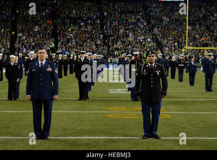 I membri del servizio dalla Air Force, esercito, Coast Guard, marines e il Navy, stand presso l'attenzione durante il pregame "Salute al servizio" cerimonia al secolo campo Collegamento nov. 15, 2015, a Seattle, Washington. Più di 200 militari hanno partecipato al Seattle Seahawks "Salute al servizio" pregame e tempo di emisaturazione cerimonie. (U.S. Air Force foto/Senior Airman divina Cox) Foto Stock