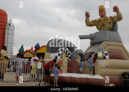 SHAW AIR FORCE BASE, S.C. - Gonfiati i giocattoli sono stati impostati per i bambini di giocare su all'aria di Shaw Expo presso Shaw Air Force Base Maggio 6, 2012. L'air show presentato vari visualizza statica del vecchio Warbirds e più di 18 dimostrazioni di volo comprese le esibizioni di U.S Air Force Thunderbirds e gli Stati Uniti Esercito di cavalieri d'oro. Essi hanno anche avuto molti divertimenti come gonfiato alla corsa a ostacoli per i bambini che hanno accompagnato le numerose famiglie che sono arrivati a Shaw. (U.S. Air Force foto di Airman 1. Classe Krystal M. Jeffers/rilasciato) Foto Stock