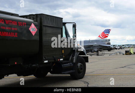 Una U. S. Air Force camion di carburante da 354disponibilità logistica squadrone è parcheggiato di fronte a una repubblica di Singapore Air Force aeromobile Giugno 7, 2016 sul Eielson Air Force Base in Alaska linea di volo durante la bandiera rossa-Alaska (RF-A) 16-2. RF-un esercizi sono di vitale importanza per il mantenimento della pace e della stabilità nel Indo-Asia-regione del Pacifico. (U.S. Air Force foto di Airman 1. Classe Cassandra Whitman) Foto Stock