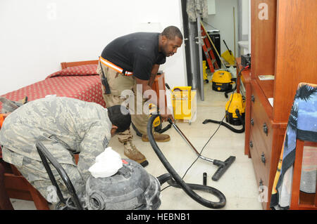 Il personale Sgt. Grahame Evelyn utilizza un asciugamano per asciugare il pavimento mentre il personale Sgt. Eric Green utilizza un vuoto ad umido per rimuovere l'acqua in eccesso da un invaso camera dormitorio nov. 26, in corrispondenza di una riservate air base in Asia sud-ovest. Entrambi i sergenti sono riscaldamento, ventilazione e aria condizionata artigiani assegnato al 379 Expeditionary ingegnere civile squadrone schierato a sostegno delle operazioni irachene e Enduring Freedom e Joint Task Force-Horn dell Africa. L'alluvione è stato causato da un cattivo isolamento e valvola di questi 379 ECES i membri sono responsabili per ridurre al minimo i danni causati dall'acqua rimuovendo tutta l'acqua dalla zona. Il sergente Ev Foto Stock