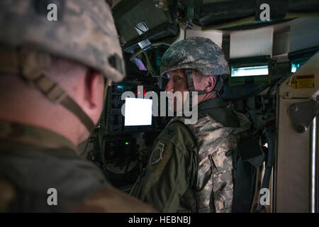 Stati Uniti Air Force Col. Patrick McAtee, il Virginia Air National Guard 192nd del gruppo Operations commander al di fuori della base comune Langley-Eustis, Virginia, che serve sul dazio provvisorio come le forze dispiegate commander per Red Flag-Alaska 16-2, siede nel telecomando gunning station all'interno di un M1126 Stryker veicolo da combattimento mentre visitano il giunto Pacific Alaska Range complessa, Giugno 8, 2016 durante la bandiera rossa-Alaska (RF-A) 16-2. RF-un offre opportunità uniche per integrare le varie forze nel giunto, coalizione e formazione multilaterale simulato da inoltrare le basi operative. (U.S. Air Force photo by Staff Sgt. Foto Stock