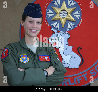 Il Mag. Meghan Fridley, 58th Airlift Squadron C-17 Globemaster III valutatore pilota, condivide le sue esperienze come una donna che serve nella Air Force, Marzo 19, 2013. Fridley condivise il suo percorso per diventare una femmina di Air Force pilot, comprese le sue prove e successi. (U.S. Air Force foto di Airman 1° classe Perla Klynne Serrano) Foto Stock