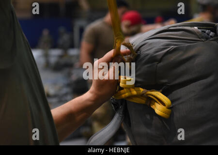 I paracadutisti con la quarta brigata di fanteria combattere Team (airborne), XXV divisione di fanteria, U.S. Esercito di Alaska, rig up prima di un salto come parte di Red Flag Alaska 17-1 a base comune Elmendorf-Richardson, Alaska, Ottobre 12, 2016. Durante il Red Flag-Alaska 17-1, circa 2,095 SERVIZIO DEGLI STATI UNITI membri parteciperanno nell'esercizio - circa 1.295 personale da fuori Alaska e 203 visitatori internazionali. (U.S. Air Force foto di Airman 1. Classe Valerie Monroy) Foto Stock