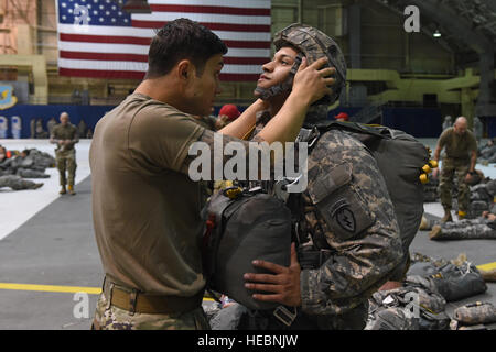 I paracadutisti con la quarta brigata di fanteria combattere Team (airborne), XXV divisione di fanteria, U.S. Esercito di Alaska, rig up prima di un salto come parte di Red Flag Alaska 17-1 a base comune Elmendorf-Richardson, Alaska, Ottobre 12, 2016. Durante il Red Flag-Alaska 17-1, circa 2,095 SERVIZIO DEGLI STATI UNITI membri parteciperanno nell'esercizio - circa 1.295 personale da fuori Alaska e 203 visitatori internazionali. (U.S. Air Force foto di Airman 1. Classe Valerie Monroy) Foto Stock