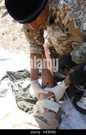 Un soldato iracheno a partire dal 4° Company, 1° Battaglione, 8 Divisione, fornisce una terapia per via endovenosa per simulare un incidente durante la formazione medica presso il Camp Echo, Iraq, a Dic. 27, 2008. Soldati iracheni treno su diverse serie di attività per aiutare a mantenere la sicurezza del loro paese. Foto Stock