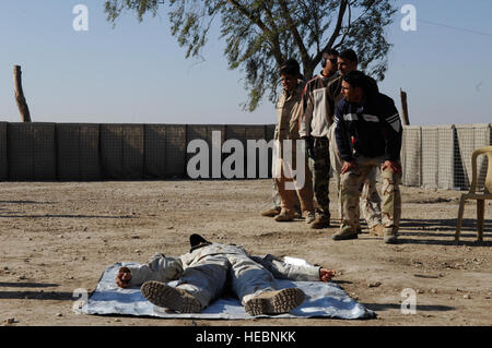 Soldati iracheni a partire dal 4° Company, 1° Battaglione, 8 Divisione, attendere in attesa di cominciare la loro formazione medica scenari sul Camp Echo, Iraq, a Dic. 27, 2008. Soldati iracheni treno su diverse serie di attività per aiutare a mantenere la sicurezza del loro paese. Foto Stock