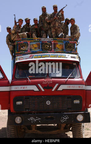 I partecipanti dal primo Battalian Afghanistan Esercito Nazionale posano per una foto su uno dei loro camion dopo squad live formazione antincendio a Kabul, Afghanistan, luglio 14, 2002. Il programma di istruzione è di circa dieci settimane lungo, durante il quale tempo Afghan partecipanti imparare le principali abilità di soldato e di progresso per attività più complesse. La formazione è il piombo da circa 275 U.S. Esercito forze speciali militari dal 1° Battalian, 3a delle forze speciali Gruppo da Fort Bragg, N.C. Gli Stati Uniti ha fornito questi soldati con divise e attrezzatura individuale. I soldati sono armati con AK47s e altre piccole Foto Stock