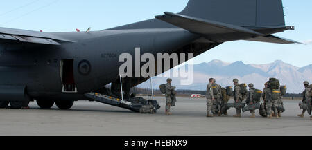 I paracadutisti con la quarta brigata di fanteria combattere Team (airborne), XXV divisione di fanteria, U.S. Esercito Alaska a bordo di un Royal New Zealand Air Force C-130 Hercules durante la bandiera rossa Alaska 17-1 a base comune Elmendorf-Richardson, Alaska, Ottobre 12, 2016. Durante il Red Flag-Alaska 17-1, circa 2,095 SERVIZIO DEGLI STATI UNITI membri parteciperanno nell'esercizio - circa 1.295 personale da fuori Alaska e 203 visitatori internazionali. (U.S. Air Force foto di Senior Airman Kyle Johnson) Foto Stock