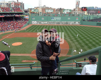 Il cap. Garrett Miller e suo figlio Jacoby, avevano le loro foto scattata il 15 aprile 2013, durante una partita dei Red Sox a Fenway Park sul Patriot's Day poco prima di Miller distribuzione. Miller è un assistente medico attualmente lavorando in volo la medicina per il 4° Expeditionary squadrone di ricognizione, distribuito da Hanscom Air Force Base, messa. Miller è un nativo di Glastonbury, Connecticut, e una vita lunga Red Sox ventola. Foto Stock