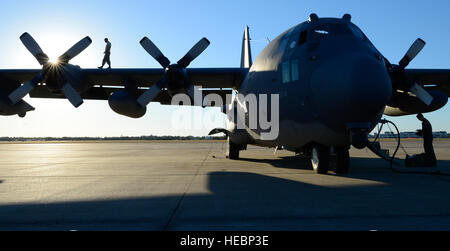 New York Air National Guard aviatori assegnati al 102º squadrone di salvataggio, di F.S. Gabreski Airport in Westhampton Beach, N.Y., prepararsi a condurre un' antenna il rifornimento di volo a bordo di un HC-130P re durante l'esercizio sciopero meridionale 15 (SS15) vicino la Combat Readiness Training Center (CRTC) per Gulfport, Miss., Ottobre 30, 2014. SS15 è una forza totale, multiservice esercizio ospitato dal Mississippi Guardia Nazionale la CRTC ott. 27 attraverso nov. 7, 2014. La SS15 esercizio enfatizza aria-aria, aria-terra e forze per le operazioni speciali opportunità di formazione. Questi eventi sono integrati in de Foto Stock