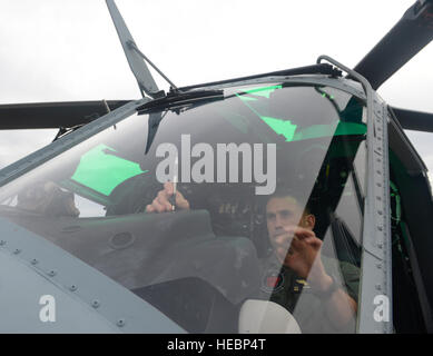 Stati Uniti Marine Il Mag. Casey Blasingame, Marine elicottero Light Attack Squadron 773 il distacco di un pilota, in base alla Naval Air Station Comune Base di riserva di New Orleans, prepara per aria vicino a sostenere la formazione a bordo di un UH-1 Huey durante l'esercizio sciopero meridionale 15 (SS15) alla Naval Air Station Comune Base di riserva di New Orleans, in Louisiana, nov. 6, 2014. SS15 è una forza totale, multiservice esercizio ospitato dal Mississippi Guardia Nazionale la Combat Readiness Training Center da ott. 27 attraverso nov. 7, 2014. La SS15 esercizio enfatizza aria-aria, aria-terra e forze per le operazioni speciali opportuni corsi di formazione Foto Stock