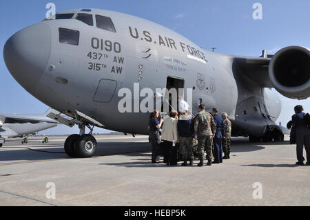 I cadetti della Civil Air Patrol della Carolina del Sud si preparano a salire a bordo di un C-17 Globemaster III per un volo di orientamento con il 315th Airlift Wing presso Joint base Charleston, Carolina del Sud. Foto Stock