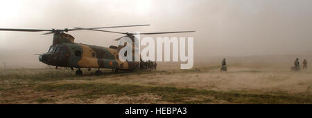 HERAT, Afghanistan--esercito spagnolo paracadutisti dal 3° Bandera uscire un CH-47 elicottero Chinook a Bala Murghab in avanti una base operativa nel corso di una forza internazionale di assistenza alla sicurezza (ISAF) missione, Sett. 27, 2008. ISAF è aiutare il governo afghano in estensione e di esercitare la sua autorità e la sua influenza in tutto il paese e di creare le condizioni per la stabilizzazione e la ricostruzione. (ISAF foto di U.S. Air Force TSgt Laura K. Smith)(rilasciato) Foto Stock