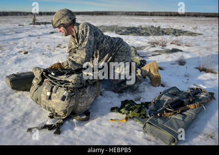 Stati Uniti Army Sgt. Richard McPherson, nativo di Dallas, Texas, assegnato alla quarta brigata di fanteria combattere Team (airborne), XXV divisione di fanteria, U.S. Esercito di Alaska, fissa la sua apparecchiatura dopo l'esecuzione di un allenamento airborne saltare da un CH-47 elicottero Chinook Malemute sulla zona di caduta sulla giunzione base Elmendorf-Richardson, Alaska, giovedì, nov. 3, 2016. I soldati del 4/25 IBCT appartengono al solo American airborne brigade nel Pacifico e sono addestrati per eseguire le manovre di volo in condizioni di freddo intenso/ambienti ad altitudini elevate a sostegno del combattimento, partenariato e disaster relief operations. ( Foto Stock