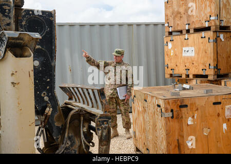 Stati Uniti Esercito Capt. Mike Smith, Combined Joint Task Force - Corno d Africa militari la cellula di coordinamento del rappresentante di logistica, guida un carrello elevatore a forche per prelevare le casse di pneumatici a Mogadiscio, Somalia, Sett. 12, 2016. Entrambi Missione dell Unione Africana in Somalia i membri e le forze americane hanno lavorato insieme per ottenere tutti i materiali conservati in contenitori per uso in luoghi asciutti, come agenti atmosferici e la pioggia possono danneggiare le forniture esposta alle intemperie. (U.S. Air Force photo by Staff Sgt. Benjamin Raughton) Foto Stock