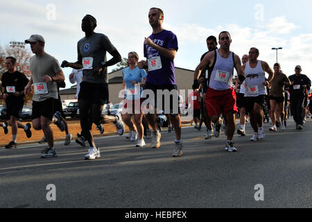 Stati Uniti Air Force e i membri delle loro famiglie di eseguire un 5K o 14K in onore dello Spirito 03, Campo Hurlburt Fla., Gennaio 30, 2011. La corsa è stata la prima di una serie di eventi programmati per rendere omaggio ai caduti equipaggio di spirito 03, un AC-130H Spectre Gunship perso durante la tempesta del deserto. (U.S. Air Force photo by Staff Sgt. Stephanie Jacobs/RILASCIATO) Foto Stock