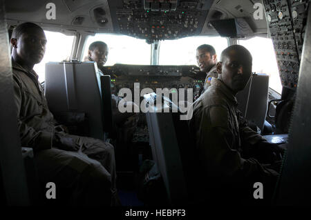 Il personale Sgt. Michael Smith, Cap. Jon Cato, 1Lt. Jason Brown e Tech Sgt. Elton Uff. 908Th Expeditionary Air Refuelling Squadron, KC-10 Extender equipaggio, prepararsi per un volo storico, Feb. 29. Il tutto nero equipaggio ha volato insieme nella celebrazione della storia afro-americana mese pagando tributo al Tuskegee aviatori che ha spianato la strada. Il sergente Smith è distribuito da McGuire Air Force Base, N.J., e ci saluta da Baltimore, Md. Cato è distribuito da Travis AFB, in California, e saluta da Raleigh, N.C. Il marrone è distribuito da McGuire AFB, N.J., e ci saluta da Arvada, Colo. Phew è distribuito da McGuire un Foto Stock