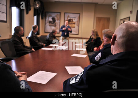 Servizio attivo e Air National Guard leadership da Fairchild Air Force Base, nello Stato di Washington, incontro con Spokane Veterans Affairs Medical Center il personale circa i progetti futuri e le recenti innovazioni in termini di cure mediche Spokane Washington, 14 febbraio, 2014. Lo Spokane VAMC è dedicato a fornire la qualità dei servizi sanitari ai veterani. Nello svolgimento di questa missione, il VAMC si concentra sulla fornitura di primaria e secondaria, cura con enfasi sulla prevenzione sanitaria e la gestione dei malati cronici. Gli accordi di condivisione di esistere con la 92ma Medical Group a Fairchild AFB, Indiana i servizi sanitari per i nativi americani, e l'ID Foto Stock