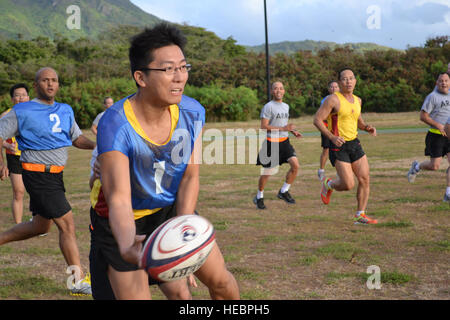 Membri del Singapore Forze Armate e militari degli Stati Uniti si affrontano in un ultimo torneo di rugby luglio 12 a livello regionale Training Institute, Waimanalo, Hawaii durante la formazione bilaterali esercizio Tiger Balm 2012. Foto di Staff Sgt. Brandon Boyd, 142th Fighter Wing Public Affairs, Oregon Air National Guard. Foto Stock