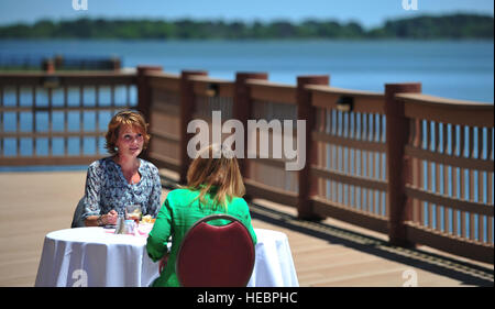 Kristin Auch ascolta Cassie curvature, moglie del personale Sgt. Bradford curve II, 633rd ingegnere civile Squadron l'eliminazione degli ordigni esplosivi tecnico, durante un pranzo a Langley Club, Langley Air Force Base, Va., 11 maggio 2012. Auch, moglie del Col. Korvin Auch, 633rd Air Base Wing Commander, detto essendo un coniuge militare può essere difficile a volte, ma sempre utile. Foto Stock