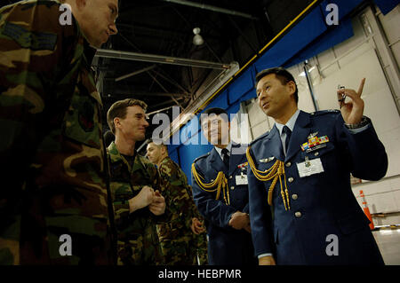 Senior Airman Matteo San Giovanni e Master Sgt. Donald Vescovo discutere F-22 Raptor funzionalità con Lt. Col. Ichiro Sato e Col. Koji Hirasuka durante una conferenza stampa 31.01 a Langley Air Force Base, Va. colonnelli Sato e Hirasuka sono la difesa aerea addetti con l'Ambasciata giapponese a Washington D.C. Airman San Giovanni è un specialista di avionica con la 27th Fighter Squadron. Il sergente Vescovo è un basso osservabili specialista con il primo equipaggiamento squadrone di manutenzione. (U.S. Air Force foto/Staff Sgt. Samuel Rogers) Foto Stock