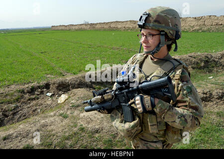 Il personale Sgt. Elizabeth Rosato, 755th Expeditionary forze di sicurezza Squadron Reaper Team 1 stati, pattuglie di un villaggio nei pressi di Bagram Air Field, Afghanistan, Marzo 11, 2013. Questi gruppi di forze di sicurezza operano i membri "missioni al di fuori del cavo' fornendo sicurezza durante la chiave del leader impegni e incontri con la comunità locale. (U.S. Air Force foto/Senior Airman Chris Willis) Foto Stock