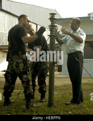 KALAIKUNDA STAZIONE ARIA, India -- Staff Sgt. Alan Pickford, Satellite Communications Specialist, stringe un filo di guida su una base di antenna come Staff Sgt. Eric Uptegrove, Aviosuperficie specialista di manutenzione, spiega alla forza aerea indiana sergente Karmakar come impostare l'antenna che sarà utilizzato come stazione di base dalle operazioni di manutenzione centro. Entrambi i sergenti Uptegrove e Pickford vengono distribuiti dalla 35th squadrone di comunicazione a sostegno dell'esercizio Cope India '06. (U.S. Air Force foto di Tech. Sgt. Martin Jackson) Foto Stock