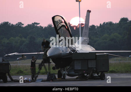 KALAIKUNDA STAZIONE ARIA, India (AFPN) -- Sgts personale. Lyle Janey e Allen Conard e Senior Airman Sean Mcelree mettere i tocchi di rifinitura su di un F-16 Fighting Falcon come il sole tramonta su fronte India 06. A metà strada attraverso l'esercizio di aeromobili degli Stati Uniti aveva volato 97 sortite con la loro forza aerea indiana delle controparti. Il aviatori sono tutti specialisti di avionica distribuito da qui il trentacinquesimo Manutenzione aeromobili squadrone, Misawa combatté Air Base, Giappone. (U.S. Air Force foto di Tech Sgt. Martin Jackson) Foto Stock