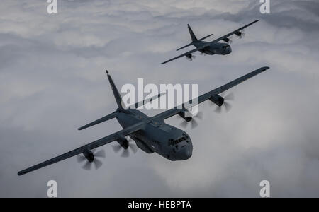 Due 37th Airlift Squadron C-130J Super Hercules pratica di aeromobili battenti in formazione in preparazione per gli eventi per commemorare il settantesimo anniversario del D-Day in Normandia, sulla Germania, maggio 27, 2014. Un Douglas C-47 Skytrain, noto come Whiskey 7 led il squadrone legacy che sarebbe diventato il XXXVII come, recentemente rientrati in Europa continentale e sbarcati a Ramstein Air Base. Il C-47 è stato assegnato per la trentasettesima Troop Carrier Squadron come derivazione di aeromobili per l'unità e abbandonato il 3° Battaglione, 505th Parachute Reggimento di Fanteria, ottantaduesima Airborne Division sulla zona di caduta di 'O' vicino Sainte-Mere Eglise, Francia. (U.S Foto Stock