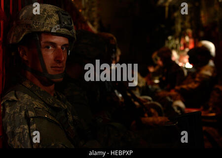 Stati Uniti I soldati dell esercito dal 173rd Airborne Brigade Combat Team load in un C-130J Super Ercole dal 146Airlift Wing sett. 7, 2014, su Lielvarde Airbase, Lettonia, durante l'esercizio Saldi Javelin. Saldi giavellotto II è una esercitazione NATO coinvolgendo oltre 2.000 truppe provenienti da nove nazioni, e si svolge in tutta l'Estonia, Germania, Lettonia, Lituania e Polonia. L'esercizio si concentra sulla maggiore interoperabilità e sincronizzazione delle complesse operazioni alleate tra aria e forze di terra attraverso airborne e air assault missioni. (U.S. Air Force foto di Tim Chacon/rilasciato) Foto Stock