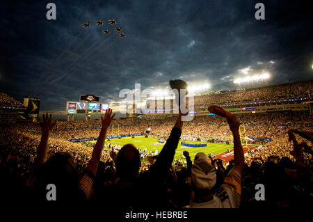 Il 2009 US Air Force Thunderbirds sorvolare XLIII SUPERBOWL a Tampa, Florida, Feb. 2. (Rilasciato) Foto Stock