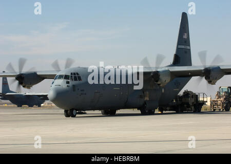 Una C-130J-30 Super Hercules porta il suo distintivo a sei motori ad elica fino a velocità mentre il carico viene caricato in base comune Balad, Iraq, Gen 3. Rispetto alla precedente C-130s, con le specifiche di progetto risalente a quattro decenni, J-modello può salire e volare più velocemente e più alto e terre in distanze più brevi. Questo modello aggiunge 15 piedi alla fusoliera, creando più spazio utilizzabile nel vano di carico. I principali miglioramenti del sistema includono: avanzato di due-pilota di volo con stazione digitale completamente integrata dell'avionica; multifunzione a colori a cristalli liquidi e head-up display; stato dell'arte dei sistemi di navigazione wi Foto Stock