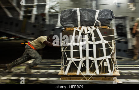 Stati Uniti Air Force Senior Airman Michael Griffin, 8° Expeditionary Aria Mobilità Squadron, carichi di un pallet su un C-17 Globemaster III sul Sett. 2, 2012, Asia sud-ovest. Avieri dal 8 EAMS caricati 67,400 libbre di cibo, acqua e carburante per essere aria fatta cadere in una posizione remota in Afghanistan. Griffin's natale è savana, Ga. (U.S. Air Force photo/ Personale Sgt. Jonathan Snyder)(rilasciato) Foto Stock