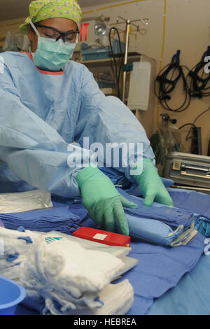 Il personale del 759th Forward Surgical Team prepara e conduce la chirurgia ortopedica di emergenza a Camp Wright, Asadabad, fornendo cure immediate per le vittime locali prima di trasferirle per cure a lungo termine. Foto Stock