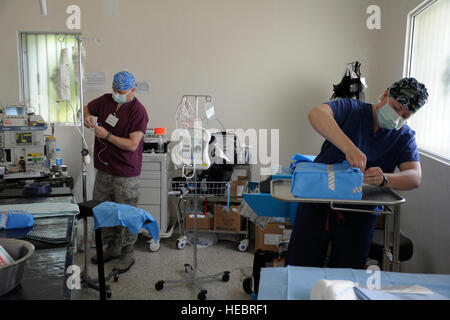 (L-r) Lt. Col. Michael Garrett, anestesista e il cap. Amanda Roby, Infermiera della sala operatoria, preparare una sala operatoria per un ernia intervento di rimozione a Matanzas ospedale, Repubblica Dominicana. Garrett e Roby, membri del mobile in avanti il team chirurgico, partecipano a un dispositivo chirurgico per la disponibilità di formazione o di esercizio SURGRETE come parte di NUOVI ORIZZONTI 2016. Il team chirurgico ha fornito specializzata procedure chirurgiche per oltre 200 Domenicani locale. (U.S. Air Force foto di Master Sgt. Chenzira Mallory/rilasciato) Foto Stock