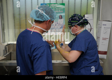 (L-r) Personale Sgt. Ryan Schnabel versa acqua in bottiglia per assistere il cap. Amanda Roby pulire le braccia e le mani prima di un intervento chirurgico a Matanzas ospedale, Repubblica Dominicana. Roby e Schnabel partecipano a un dispositivo chirurgico per la disponibilità di formazione o di esercizio SURGRETE come parte di NUOVI ORIZZONTI 2016. Il team chirurgico ha fornito procedure specializzate che vanno da ernia traslochi a interventi chirurgici ortopedici per oltre 200 Domenicani locale. (U.S. Air Force foto di Master Sgt. Chenzira Mallory/rilasciato) Foto Stock