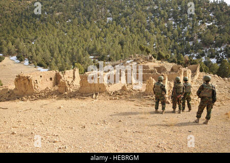 Provincia di Khost, Afghanistan - esercito nazionale afghano soldati osservare le macerie della appena distrutto "Talebani Hotel", una safehouse una volta utilizzato dai combattenti ribelli infiltrando in Afghanistan, Dic 18. Forze di sicurezza nazionali afgane e soldati dal 1° Suadron, quarantesimo reggimento di cavalleria, quarta brigata Team di combattimento, XXV divisione di fanteria, fuori di Fort Richardson, Alaska, collabora con un esplosivo ordinanza team di smaltimento dal 707th EOD unità, fuori di Fort Lewis, nello Stato di Washington, a livello esplosivamente il safehouse. (Foto di U.S. Air Force Staff Sgt. Stephen J. Otero, Khost Provincial Reconstruction Te Foto Stock