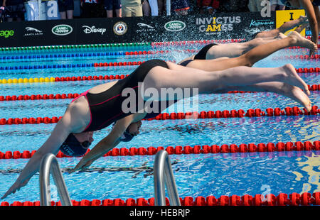 Atleti provenienti da più nazioni partecipano alle finali di corsa al seno femminile presso l'ESPN Wide World of Sports Complex di Orlando, Florida durante gli Invictus Games 2016, una competizione sportiva adattativa multi-nazione che si tiene dall'8 al 12 maggio, con personale militare e veterani. Foto Stock