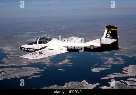 Un T-37 Tweet gli aeromobili dell'ottantacinquesimo Fighter Training Squadron, Laughlin AFB, Texas, vola sopra il lago di Amistad durante una missione di addestramento. Il T-37 Tweet è un doppio getto del motore usato per la formazione di piloti di laurea, laurea navigator e tattica di Navigator gli studenti di fondamenti di assistenza aeromobili e strumento di formazione e di notte volare. La doppia motorizzazione e caratteristiche di volo del T-37 dare allievi piloti la sensazione per la gestione delle più grandi e più veloce T-38 Taloni o T-1A Jayhawk successivamente nel corso di laurea pilota corso di formazione. L'insegnante e studente seduti fianco a fianco per più effe Foto Stock