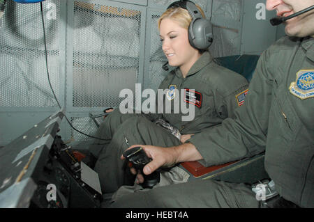 Miss USA 2006 Tara Connor aziona il braccio di un KC-10 come MSgt Shawn Agnello, un braccio operatore con il 2° ARS osserva. Ms Connor ha volato su una missione di rifornimento il 14 settembre 2006. Il USAF foto di Kenn Mann. Foto Stock