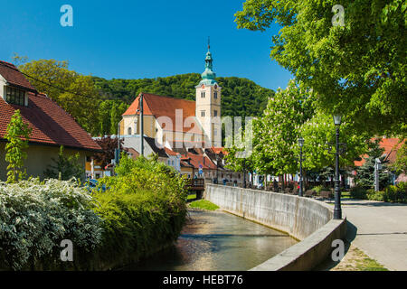 La Chiesa cattolica e il fiume nel centro di Samobor, città nel nord della Croazia Foto Stock