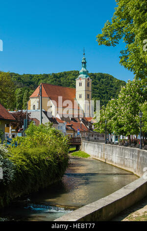 La Chiesa cattolica e il fiume nel centro di Samobor, città nel nord della Croazia Foto Stock