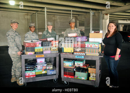 Volontari da Fairchild Air Force Base di visualizzare più di 85 scatole di benvenuto realizzato per la donazione a favore di figli adottivi Aprile 7, 2015, presso il Washington State Department di servizi sociali e sanitari, Bambini Amministrazione, a Spokane, Washington. Le caselle sono date ai bambini come una scatola di benvenuto, con pochi elementi essenziali, come articoli da toeletta, spuntini e un po' di giocattoli. (U.S. Air Force foto/Airman 1. Classe Taylor Bourgeous) Foto Stock