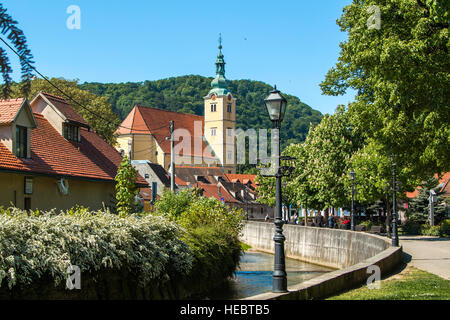 La Chiesa cattolica e il fiume nel centro di Samobor, città nel nord della Croazia Foto Stock