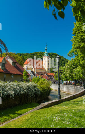 La Chiesa cattolica e il fiume nel centro di Samobor, città nel nord della Croazia Foto Stock