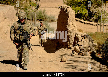 Stati Uniti Esercito Cpl. Alan vino, team leader attaccato al Team di Ricostruzione Provinciale Zabul, pattuglie di un villaggio nel distretto di Mizan, Afghanistan, 18 ottobre. PRT Zabul ha la missione di comportamento civile di operazioni militari nella provincia di Zabul per estendere la portata e la legittimità del governo dell'Afghanistan. Il vino è distribuito dalla società di Charlie, 182nd Reggimento di Fanteria, Massachusetts Guardia Nazionale. Foto Stock