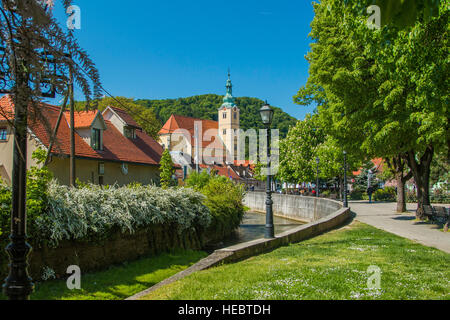 La Chiesa cattolica e il fiume nel centro di Samobor, città nel nord della Croazia Foto Stock