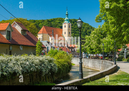 La Chiesa cattolica e il fiume nel centro di Samobor, città nel nord della Croazia Foto Stock