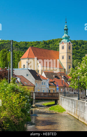 La Chiesa cattolica e il fiume nel centro di Samobor, città nel nord della Croazia Foto Stock